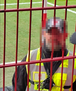 Ordner des 1. FC Union Berlin beim Spiel gegen den FC St. Pauli. Dieser ist mit einer sogenannten Body Cam ausgestattet.